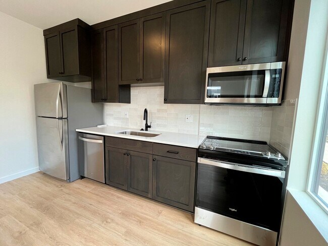Foto del edificio - Stunning Modern Townhome-Style Unit with Washer/Dryer Included, A/C!