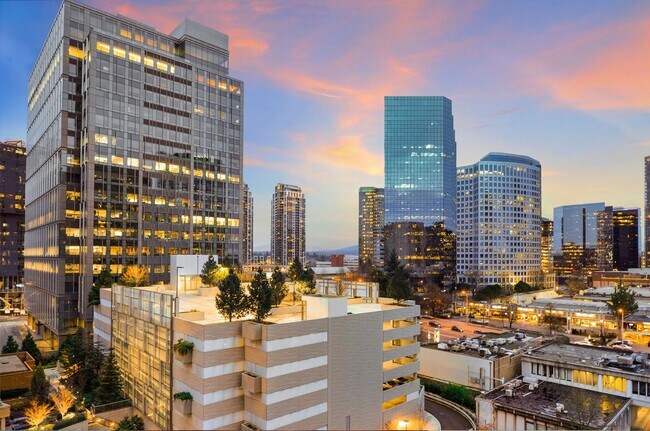 Foto del edificio - Bellevue Condo with Timeless Charm