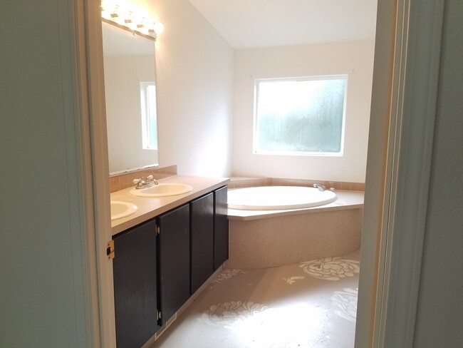 Spacious master bath: 2sinks, shower,tub - 7614 81st Ave NW