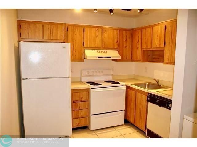 Building Photo - 11000 Royal Palm Blvd