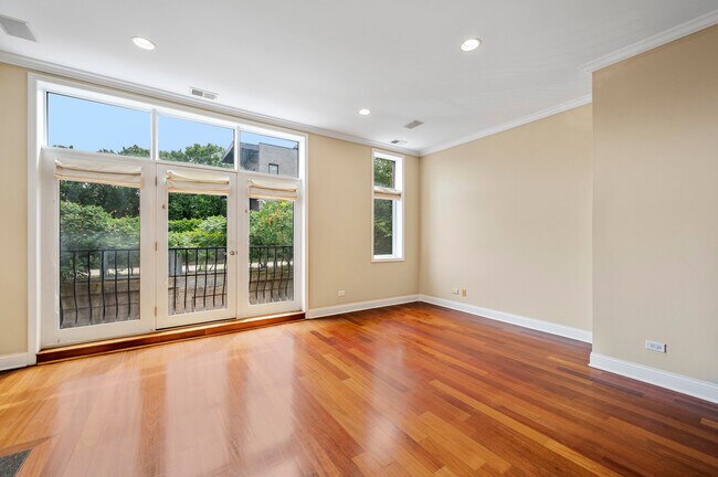 Foto del edificio - 2448 W Bloomingdale Ave