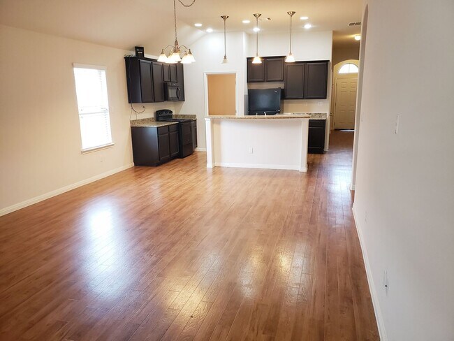 Foto del edificio - 3 BR/2BA | Single Family Home | 1-Car Garage Parking | Fenced backyard| In Manor!