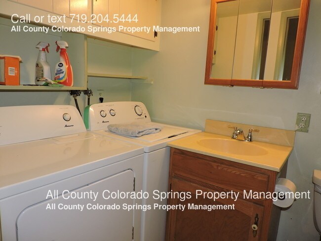 Building Photo - 3206 E Pikes Peak Ave