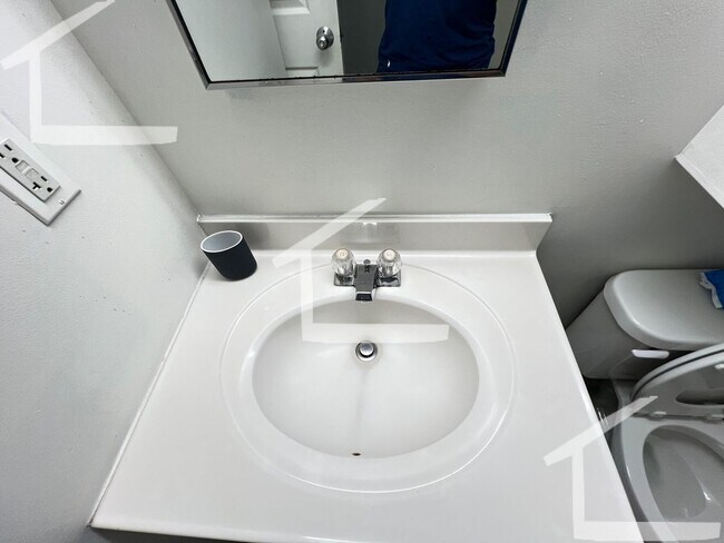 Foto del edificio - Great 1 bedroom condo available NOW - Northeastern