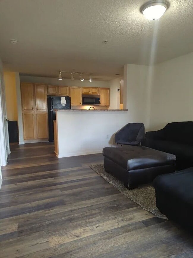 Building Photo - Single Room w/ Private Bathroom in Hart's Cove