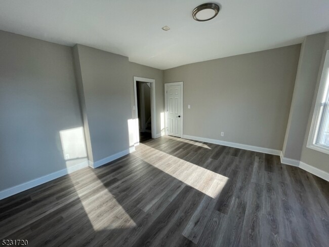Building Photo - 141 Greenwood Ave