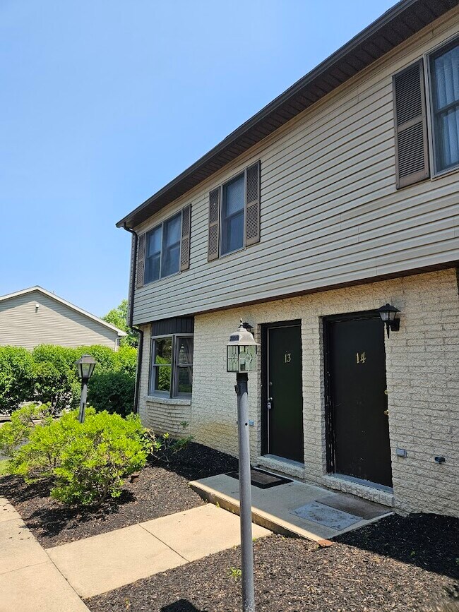 Building Photo - 915 Southgate Dr