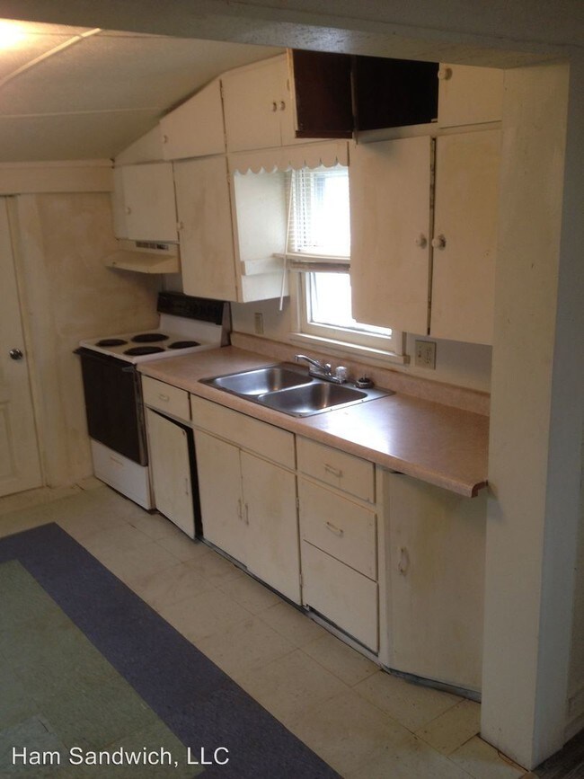 Building Photo - 1 br, 1 bath House - 208 E. 3rd Street