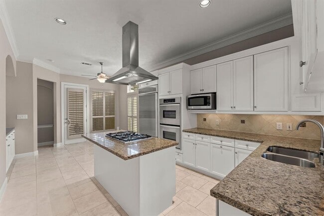 Building Photo - 1038 Memorial Village Dr