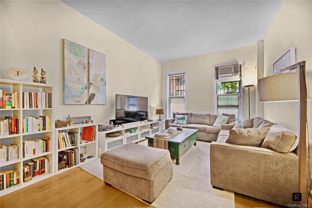 Primary Photo - 321 E 53rd St