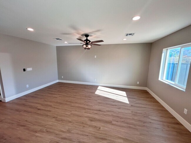 Building Photo - BRAND NEW! 3 bed plus den/loft, NO HOA, EX...