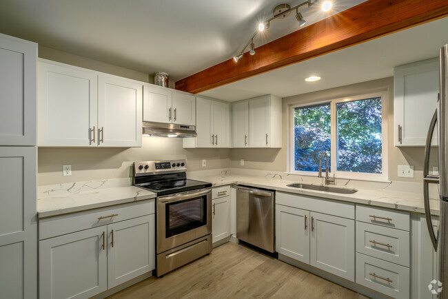 Recently Renovated Kitchen with High-End Appliances - Saratoga Townhomes