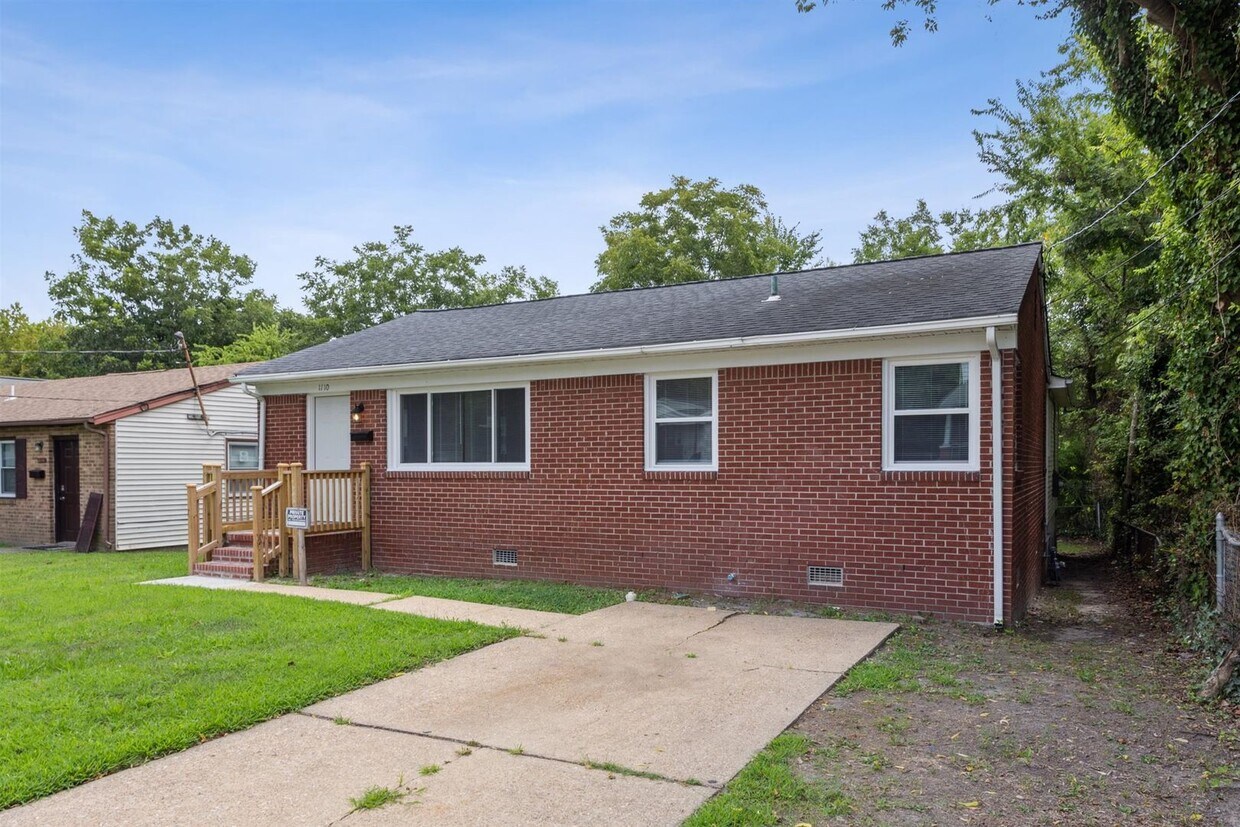 Primary Photo - 4BR | 2 Full Baths | Downtown Newport News