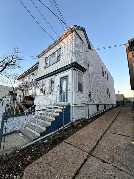 Building Photo - 22 Welland Ave