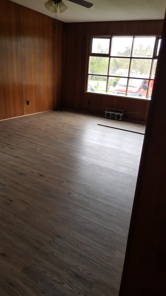 Living room - 123 Brandon Rd