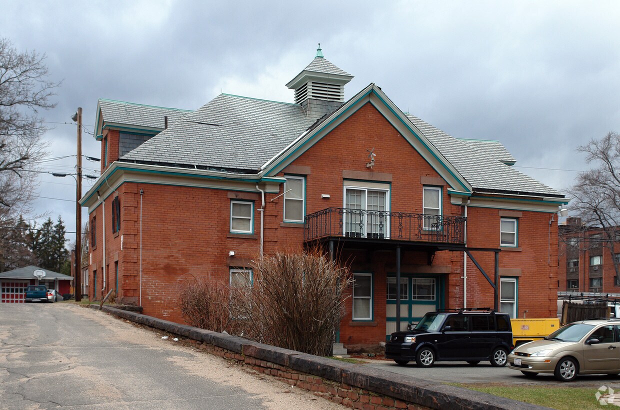 197 R Linden St, Holyoke, MA 01040 Apartments in Holyoke, MA