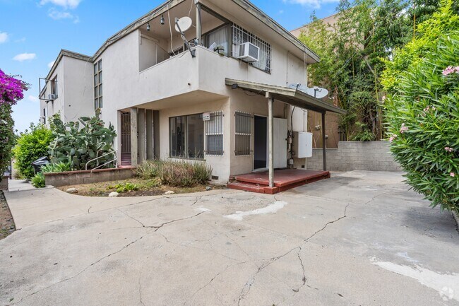 Building Photo - 1142 S Serrano Ave