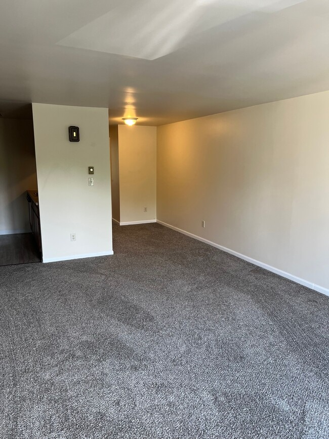 Building Photo - 389 Davison Rd
