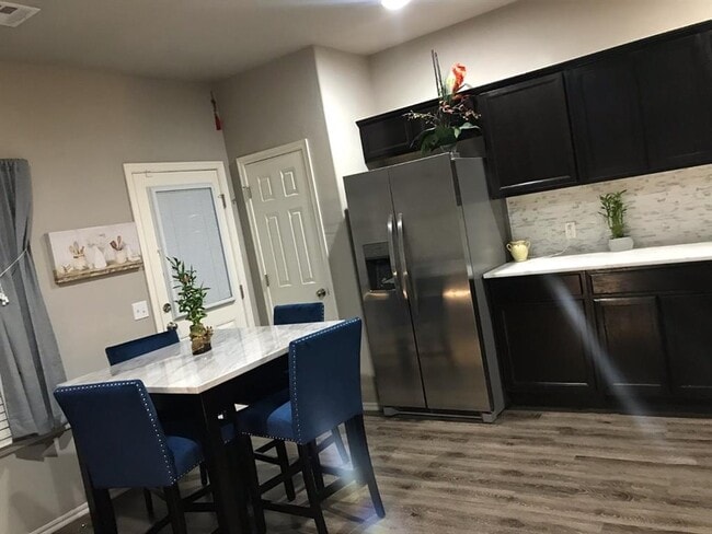 Foto del edificio - 10233 Hidden Village Dr