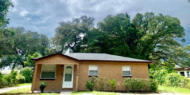 Building Photo - 1608 Long Ln