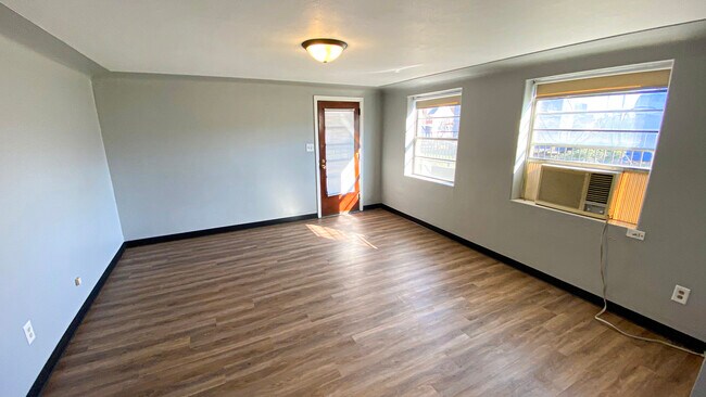 Estudio - 227 W Dunklin St