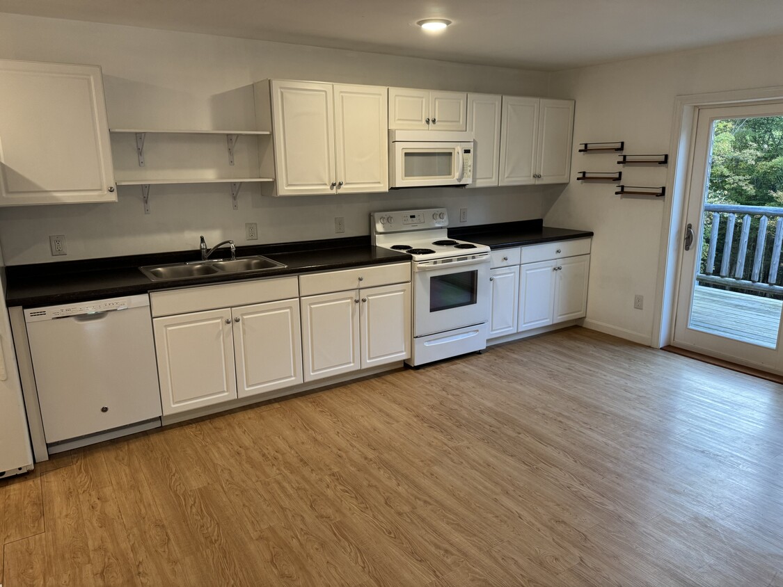 Full Kitchen - 130 Jeff Heights Rd