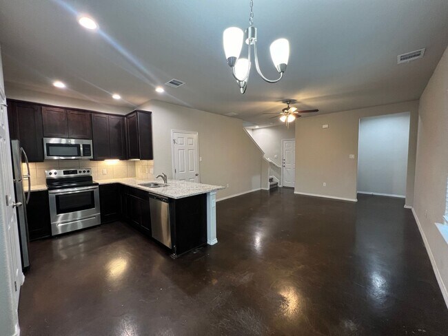 Foto del edificio - Luxury Two Story  3/2.5 Duplex in Seguin, ...