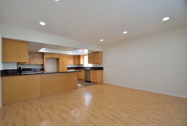 Building Photo - w4336