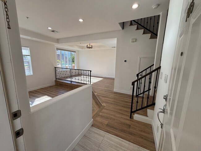 Building Photo - Remodeled 3 Bed 3 Bath Townhome for Rent in Glendale, CA