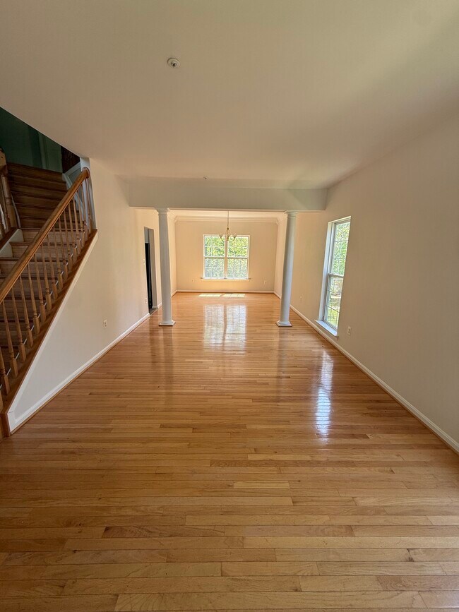 Living Room - 911 Lake Front Dr