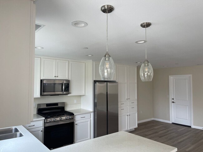 Building Photo - 4 bedrooms townhome in Chula Vista CA