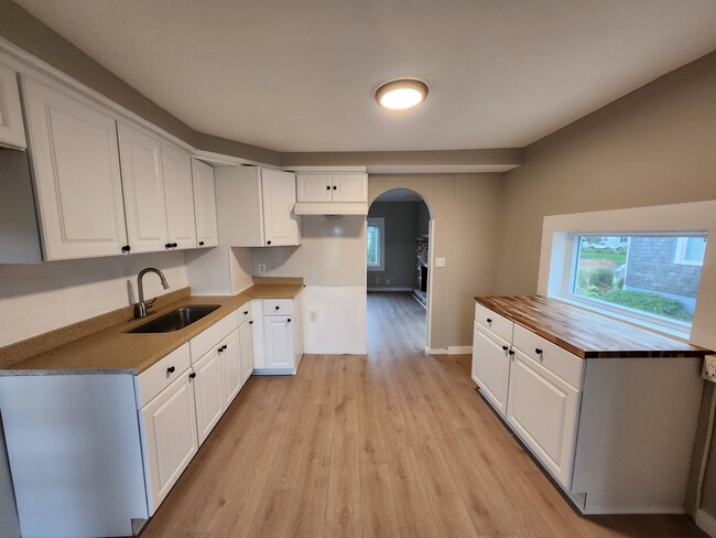 Building Photo - 210 Kirsch Dr