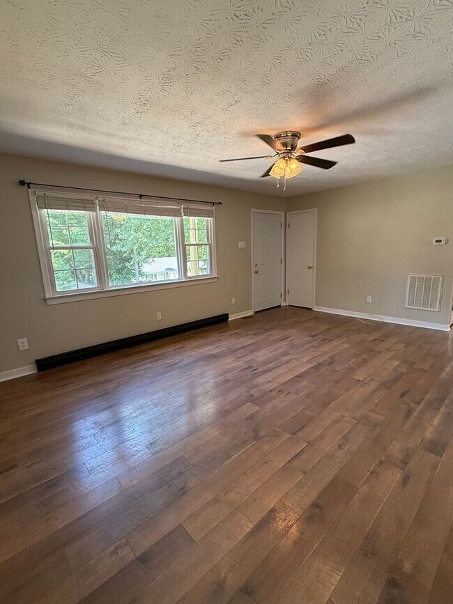 Foto del edificio - 2 Bedroom 1 Bath Rancher with Incredible Yard & Bonus Spaces