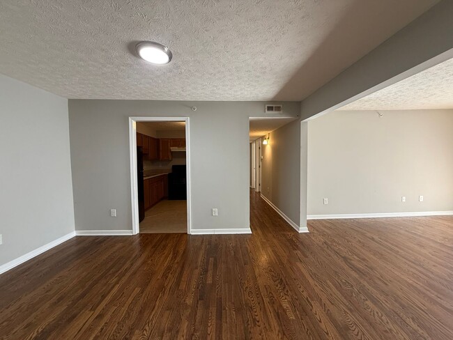 Building Photo - Completely Renovated 2 Bedroom / 2 Bathroom Apartment!
