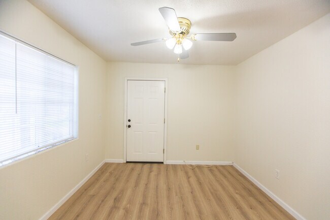 living room - 602 E San Juan Ave