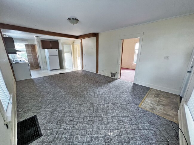 Building Photo - 1200 E 3rd-2 Bedroom house