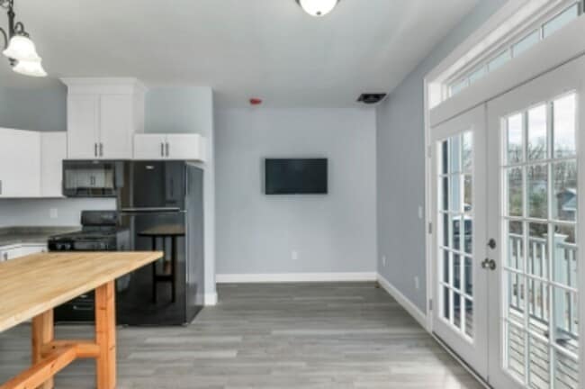 Building Photo - 65 Main St