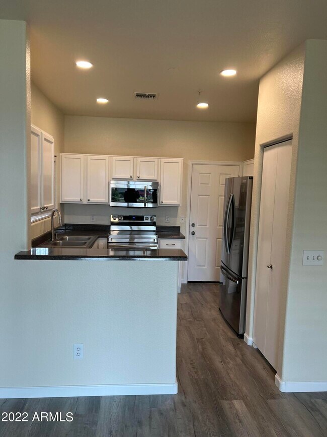 Foto del edificio - 1633 E Lakeside Dr