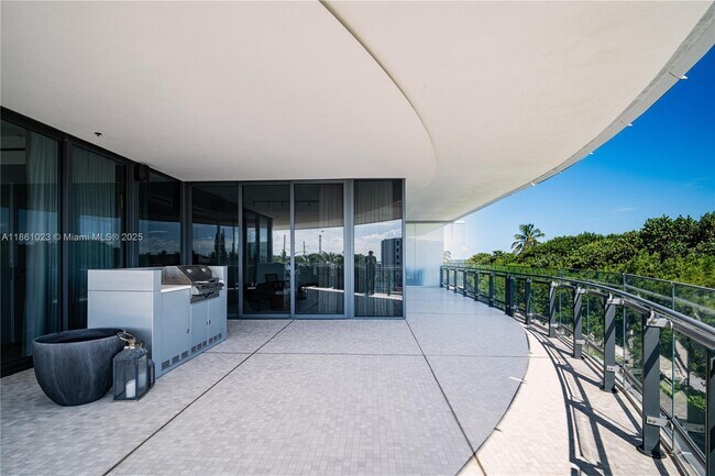 Foto del edificio - 8701 Collins Ave