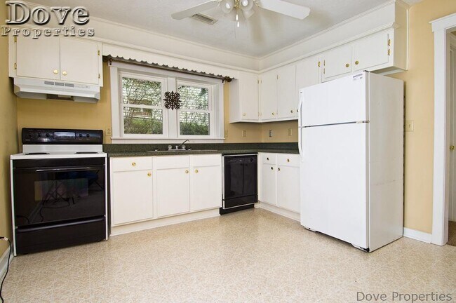 Foto del edificio - Coming Soon: 2BR+, 1BA (Please do not apply without speaking with us first.)