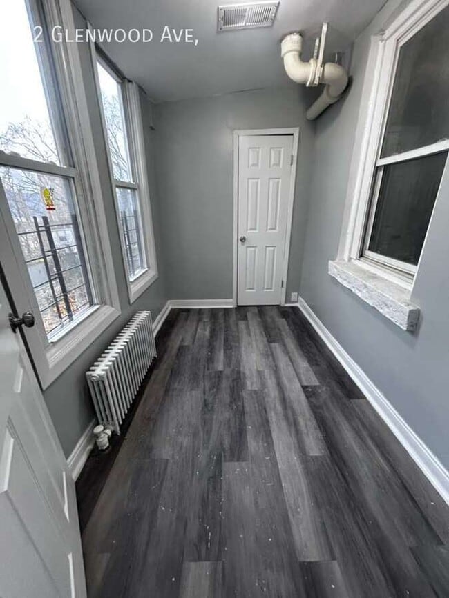 Foto del edificio - 82 Glenwood Ave