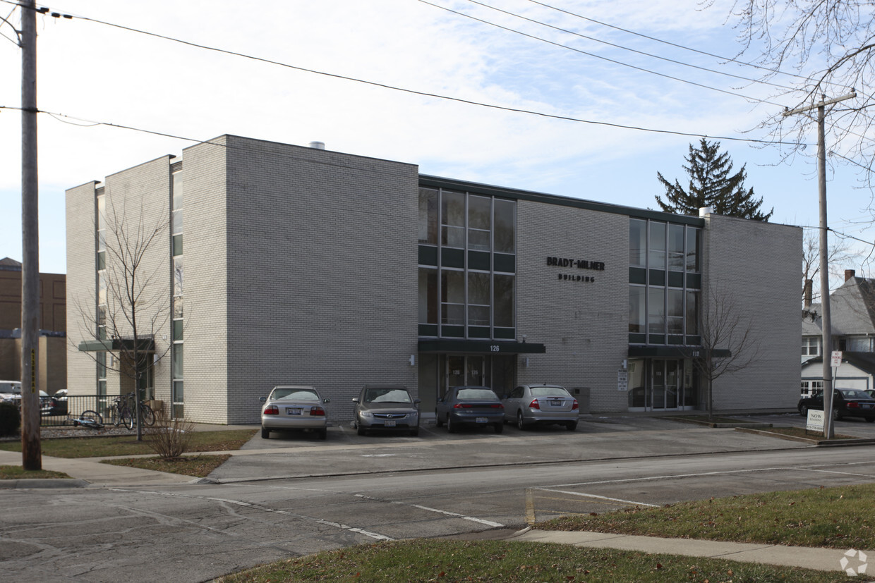 Primary Photo - Oak Street Apartments