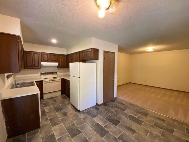 Building Photo - 4480 W Southview Dr