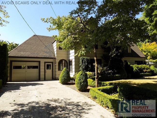 Building Photo - Gorgeous Tudor in Lovely Eastmoreland