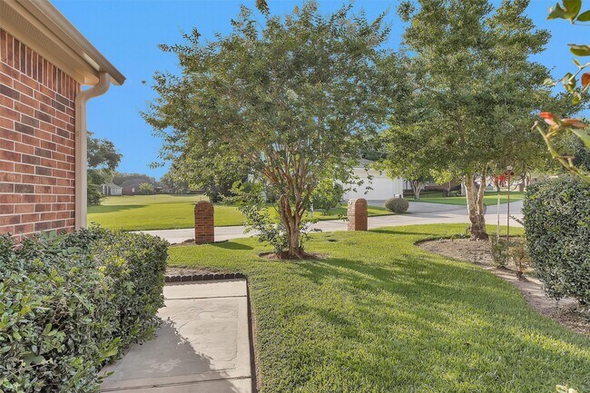 Building Photo - 119 Golfview Ct