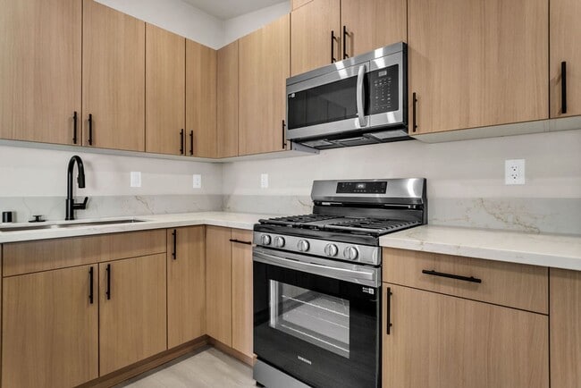 Building Photo - Brand new 2 bed 1 bath with washer/dryer i...