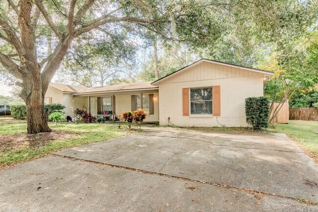 Building Photo - RENT NOW and receive the rest of NOVEMBER ...