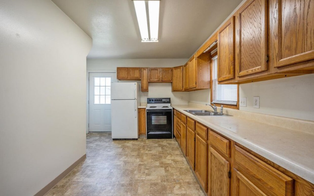 Building Photo - 914 Maish Ave