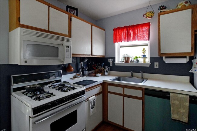 Building Photo - 21 Farmstead Ln
