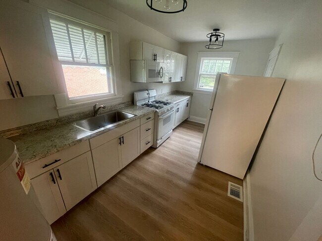 Foto del edificio - One Bedroom House for rent close to Riverm...